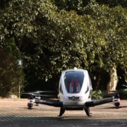 Obrázek: Dron jako taxi bez řidiče? V Dubaji začnou létat s lidmi už v létě