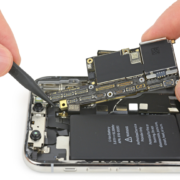 Obrázek: iPhone X už rozebrali na součástky, telefon prý rozbije kdejaký pád: Jak vypadá uvnitř?