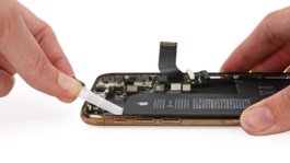 Obrázek: Jak vypadají nové iPhony uvnitř? Po rozebrání na šroubky překvapila malá baterie a podoba s iPhone X