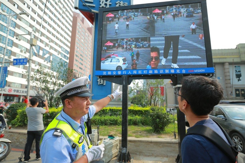 Obrázek: Kamera v Číně si spletla autobus s člověkem; systém na rozpoznávání obličeje zmátla reklama