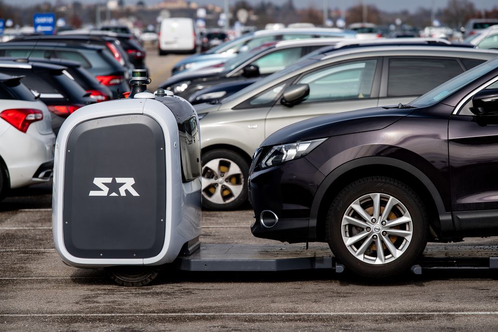Obrázek: Když automobily parkují automobily: Samořiditelní roboti se na letištích postarají o vozidla pasažérů