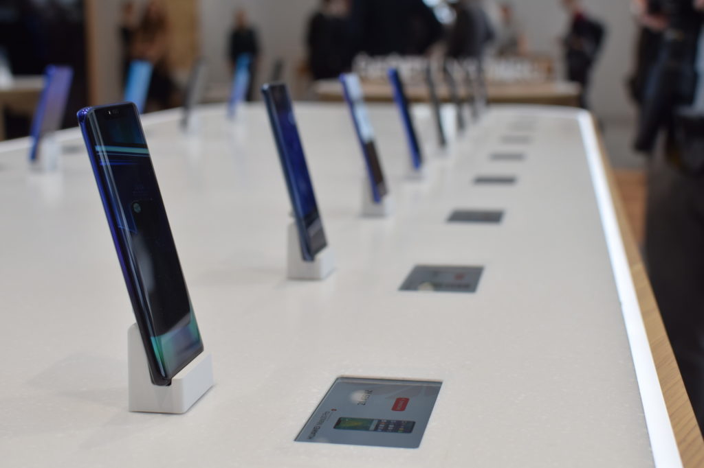 Obrázek: Huawei 30. 3. otevřel první kamenný obchod a nabídl P20 Pro jen za 10 tisíc