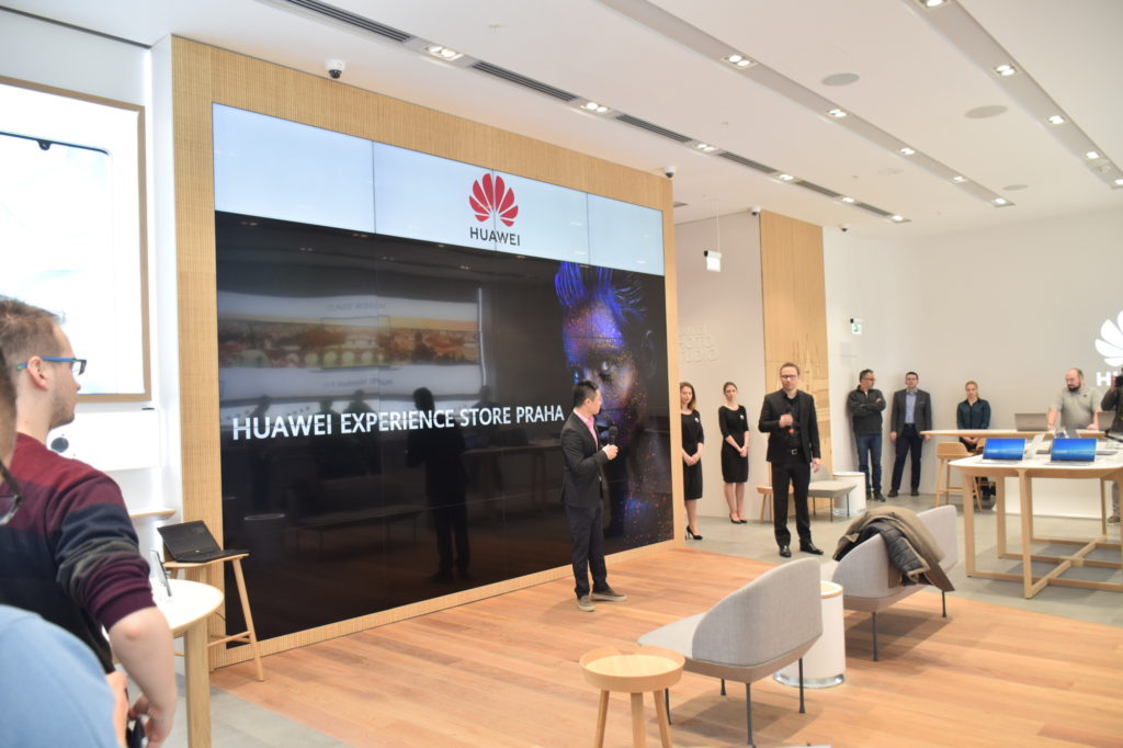 Obrázek: Huawei 30. 3. otevřel první kamenný obchod a nabídl P20 Pro jen za 10 tisíc