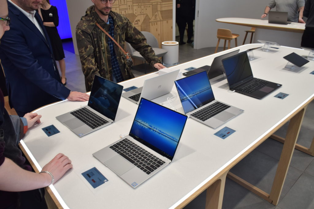 Obrázek: Huawei 30. 3. otevřel první kamenný obchod a nabídl P20 Pro jen za 10 tisíc