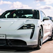 Obrázek: Jak se Porsche a Tesla předjíždí na Nürburgringu – v elektrických autech