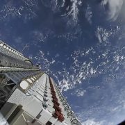Obrázek: SpaceX dál posílá satelity do vesmíru, bude jich 42 tisíc. Co to znamená pro pozorování vesmíru?