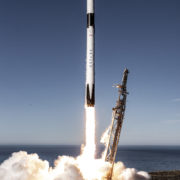 Obrázek: Dalších 60 satelitů na oběžné dráze, raketa SpaceX Falcon 9 znovu odstartovala. Ambiciózní plány Elona Muska pokračují