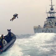 Obrázek: Královské námořnictvo otestovalo raketový batoh pro obsazování lodí