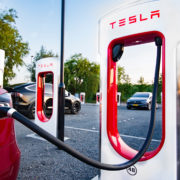 Obrázek: U nabíječek Tesla mohou nyní nabíjet i elektromobily konkurence