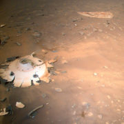 Obrázek: Drtivý dopad: Helikoptéra Ingenuity na Marsu vyfotila rozbitý kryt z přistávacího modulu