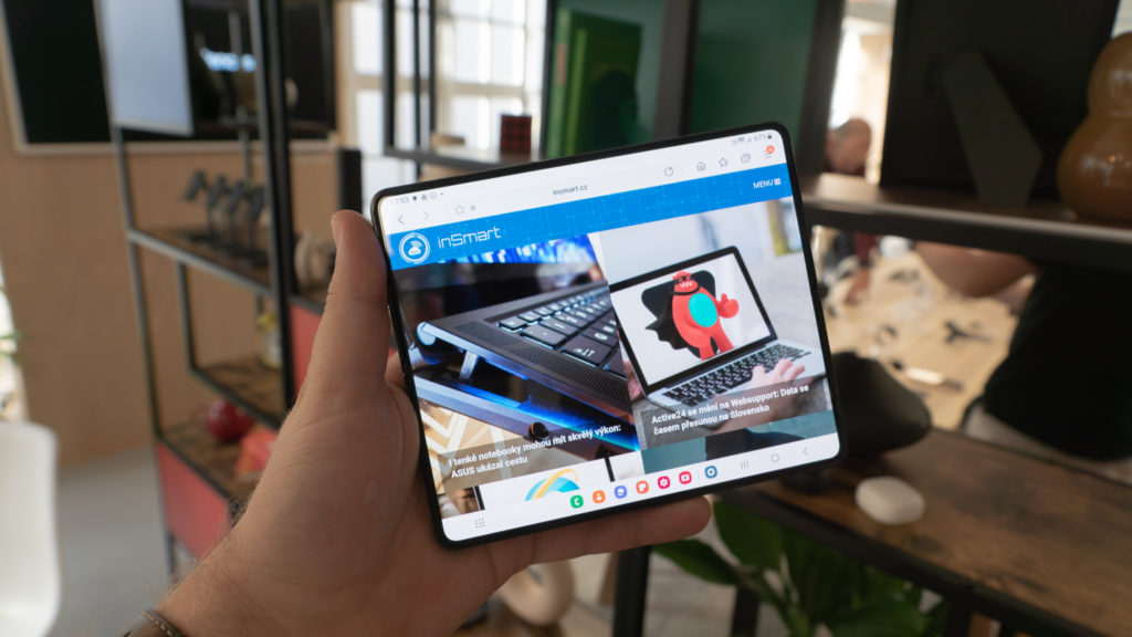 Obrázek: Telefon s tabletem uvnitř: Nový Galaxy Z Fold4 je levnější a výkonnější