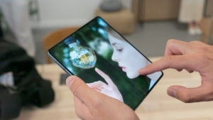 Obrázek: Telefon s tabletem uvnitř: Nový Galaxy Z Fold4 je levnější a výkonnější