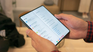 Obrázek: Telefon s tabletem uvnitř: Nový Galaxy Z Fold4 je levnější a výkonnější