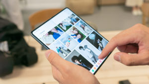 Obrázek: Telefon s tabletem uvnitř: Nový Galaxy Z Fold4 je levnější a výkonnější