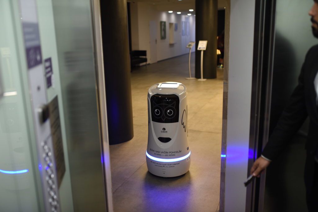 Obrázek: Roboti vysávají a doručují občerstvení. V českém hotelu pomáhají technologie personálu Obrázek: Roboti vysávají a doručují občerstvení. V českém hotelu pomáhají technologie personálu