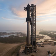 Obrázek: Jako čínskýma hůlkama: SpaceX chytilo přistávající raketu za letu díky konstrukci „Mechazilla“