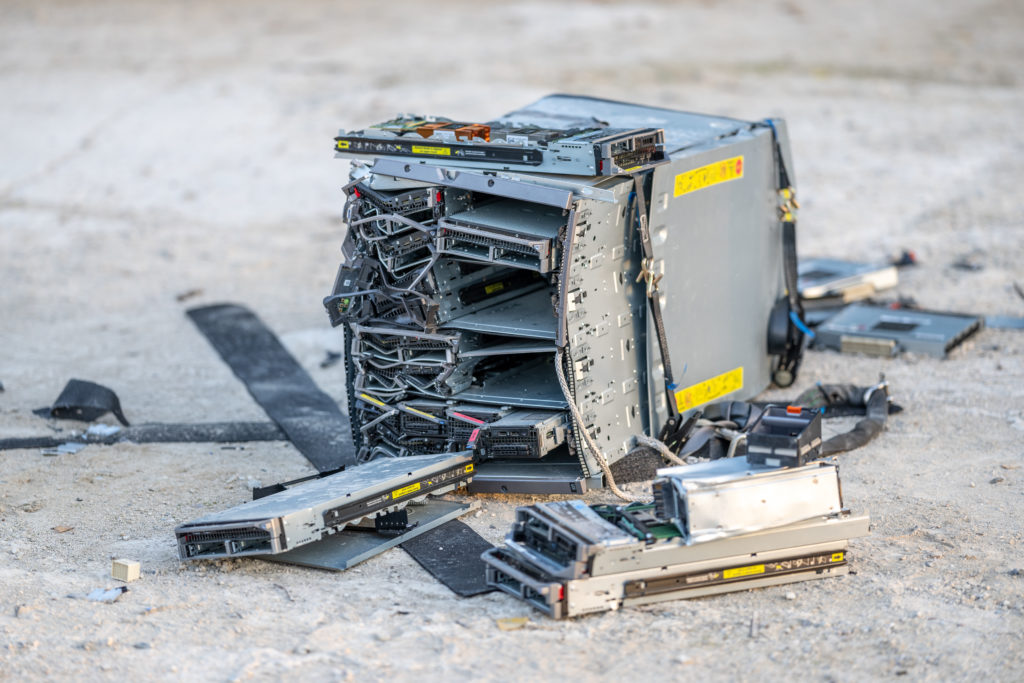 Obrázek: Když spadne server. ČMIS ilustruje důležitost recyklace starého hardwaru Obrázek: Když spadne server. ČMIS ilustruje důležitost recyklace starého hardwaru