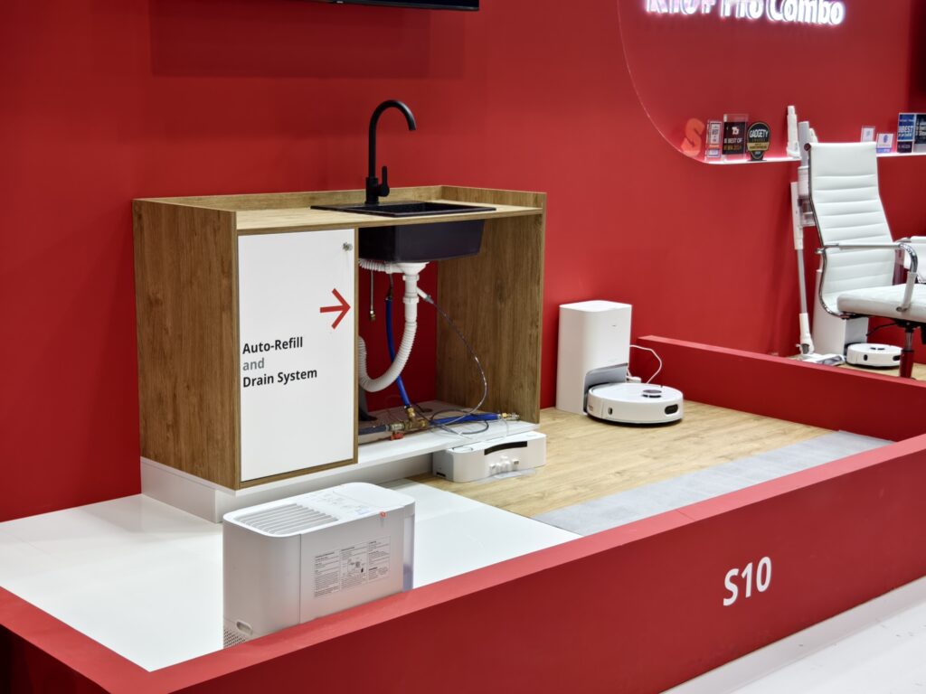 Obrázek: Robotický vysavač SwitchBot S10 si dokáže sám doplnit vodu a doveze ji i do zvlhčovače vzduchu Obrázek: Robotický vysavač SwitchBot S10 si dokáže sám doplnit vodu a doveze ji i do zvlhčovače vzduchu