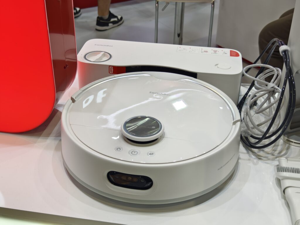 Obrázek: Robotický vysavač SwitchBot S10 si dokáže sám doplnit vodu a doveze ji i do zvlhčovače vzduchu Obrázek: Robotický vysavač SwitchBot S10 si dokáže sám doplnit vodu a doveze ji i do zvlhčovače vzduchu
