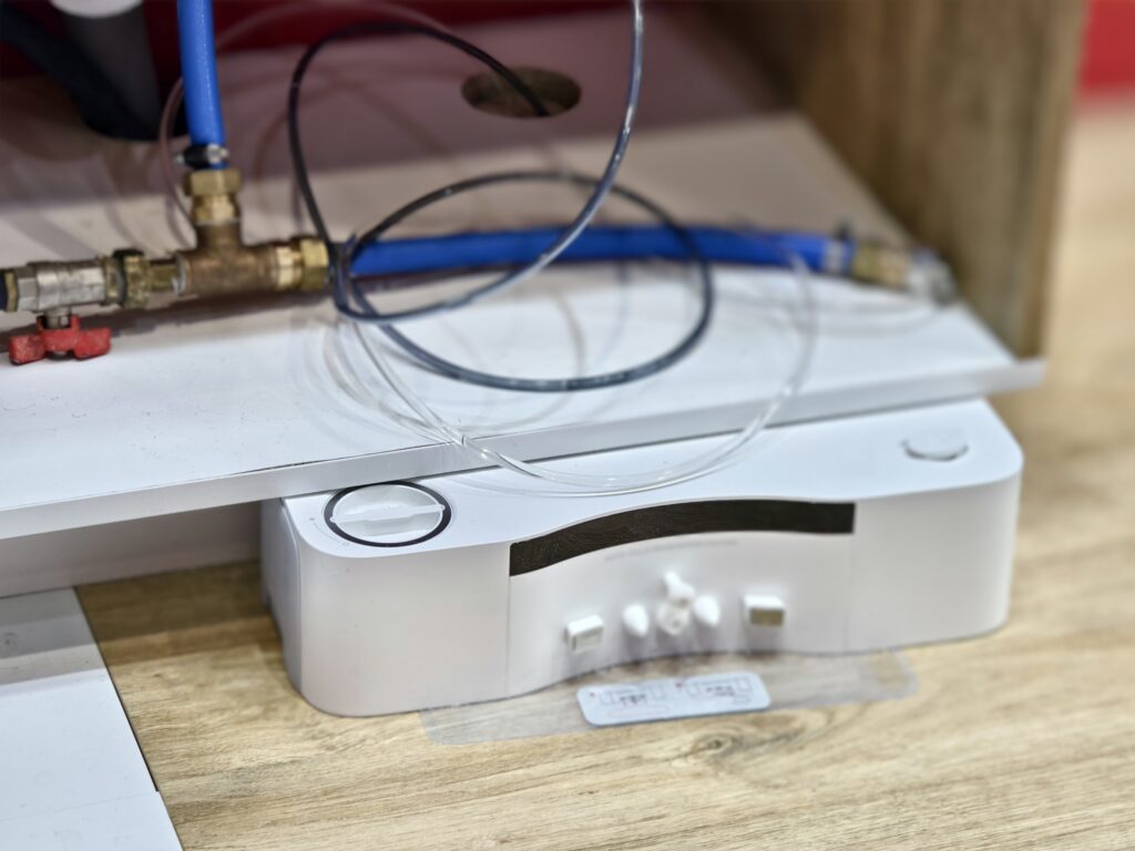 Obrázek: Robotický vysavač SwitchBot S10 si dokáže sám doplnit vodu a doveze ji i do zvlhčovače vzduchu