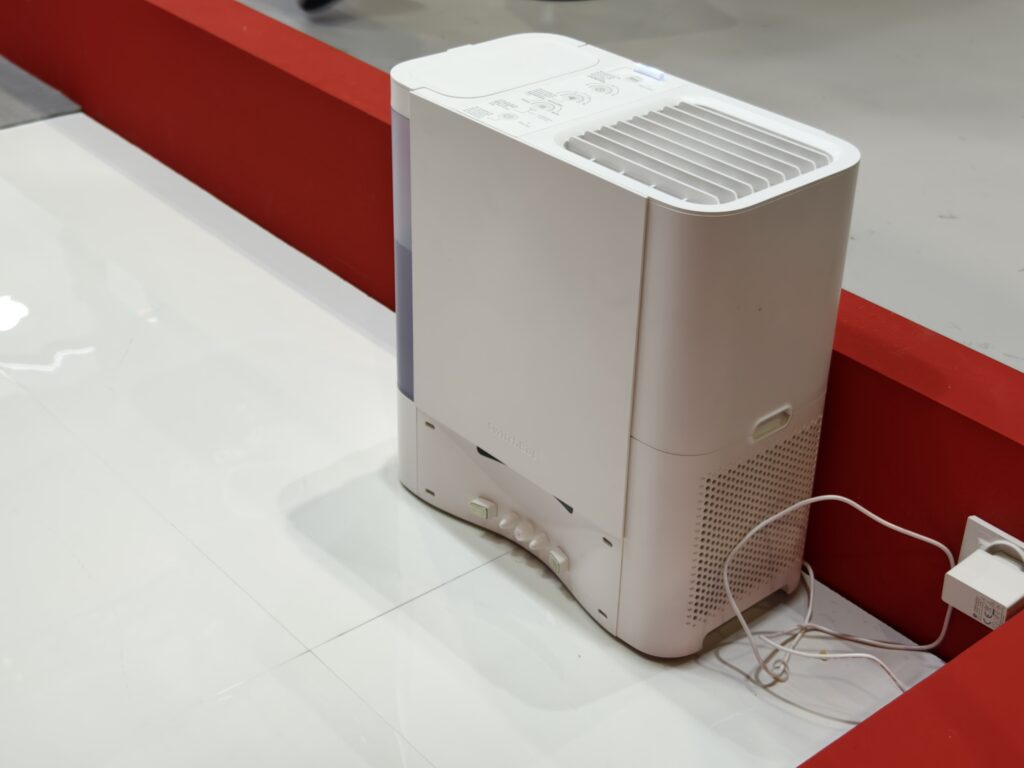 Obrázek: Robotický vysavač SwitchBot S10 si dokáže sám doplnit vodu a doveze ji i do zvlhčovače vzduchu