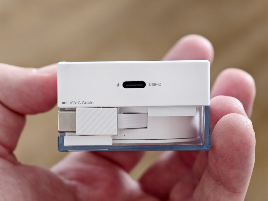 Obrázek: Rychlá namotávací 65W nabíječka nabije smartphone i notebook a vyřeší problém s povalujícími se kabely