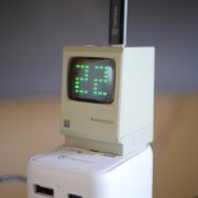 Obrázek: Jde to i jinak: Vyzkoušeli jsme parádní retro nabíječku v designu slavného Macintoshe i kompaktní powerbanku