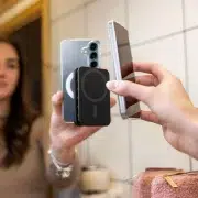 Obrázek: Česká firma vyřešila problém Androidů. Levná nálepka přidá telefonům funkci, kterou má pouze iPhone