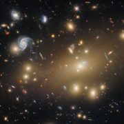 Obrázek: Hubbleův teleskop zachytil pozoruhodnou kupu více než stovky galaxií