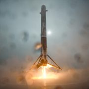 Obrázek: SpaceX intenzivně posiluje satelitní internet Starlink. Má už přes 8 100 družic