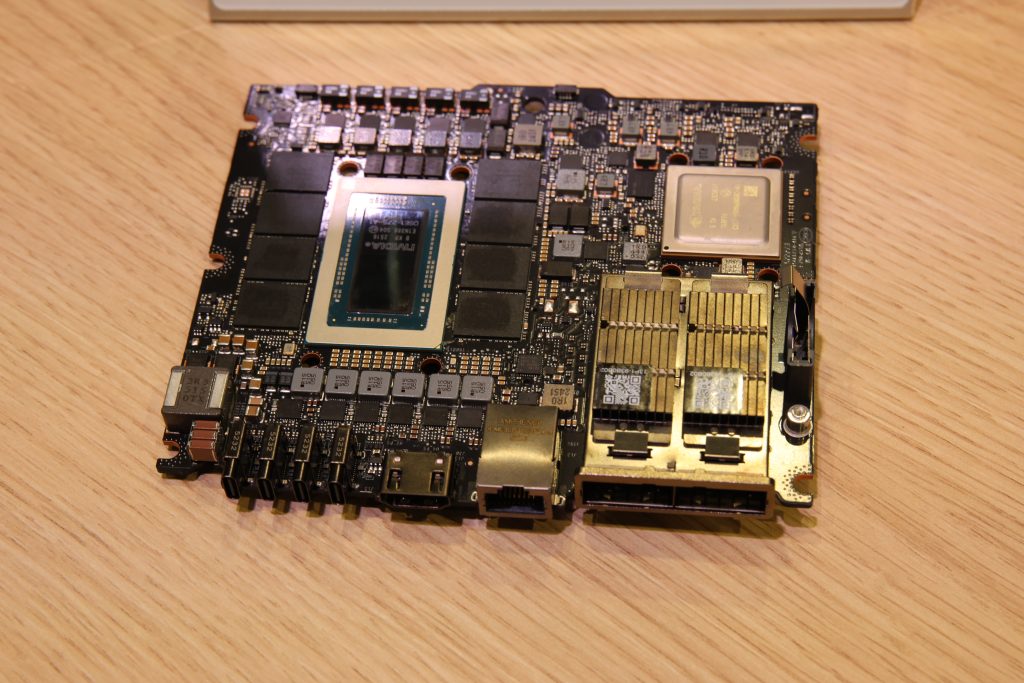 Obrázek: Acer vypustil AI bestii: Veriton GN100 nabízí výkon až 1 PFLOPS v krabičce o velikosti knihy