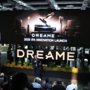 Obrázek: Robotický vysavač lezoucí do schodů i klimatizace: Dreame chystá v Praze něco velkého