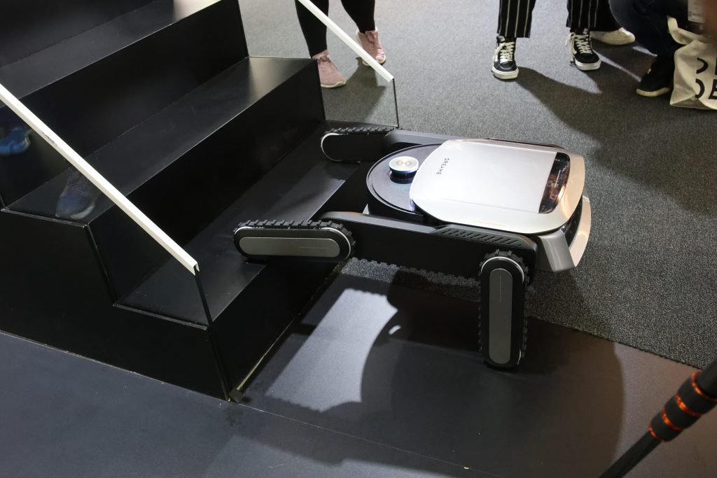 Obrázek: Robotický vysavač lezoucí do schodů i klimatizace: Dreame chystá v Praze něco velkého