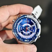 Obrázek: První chytré hodinky se sonarem umožňují komunikaci hluboko pod vodou