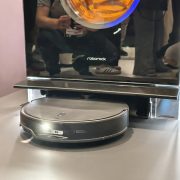 Obrázek: Geniální úspora místa: Roborock ukázal pračku s robotickým vysavačem uvnitř
