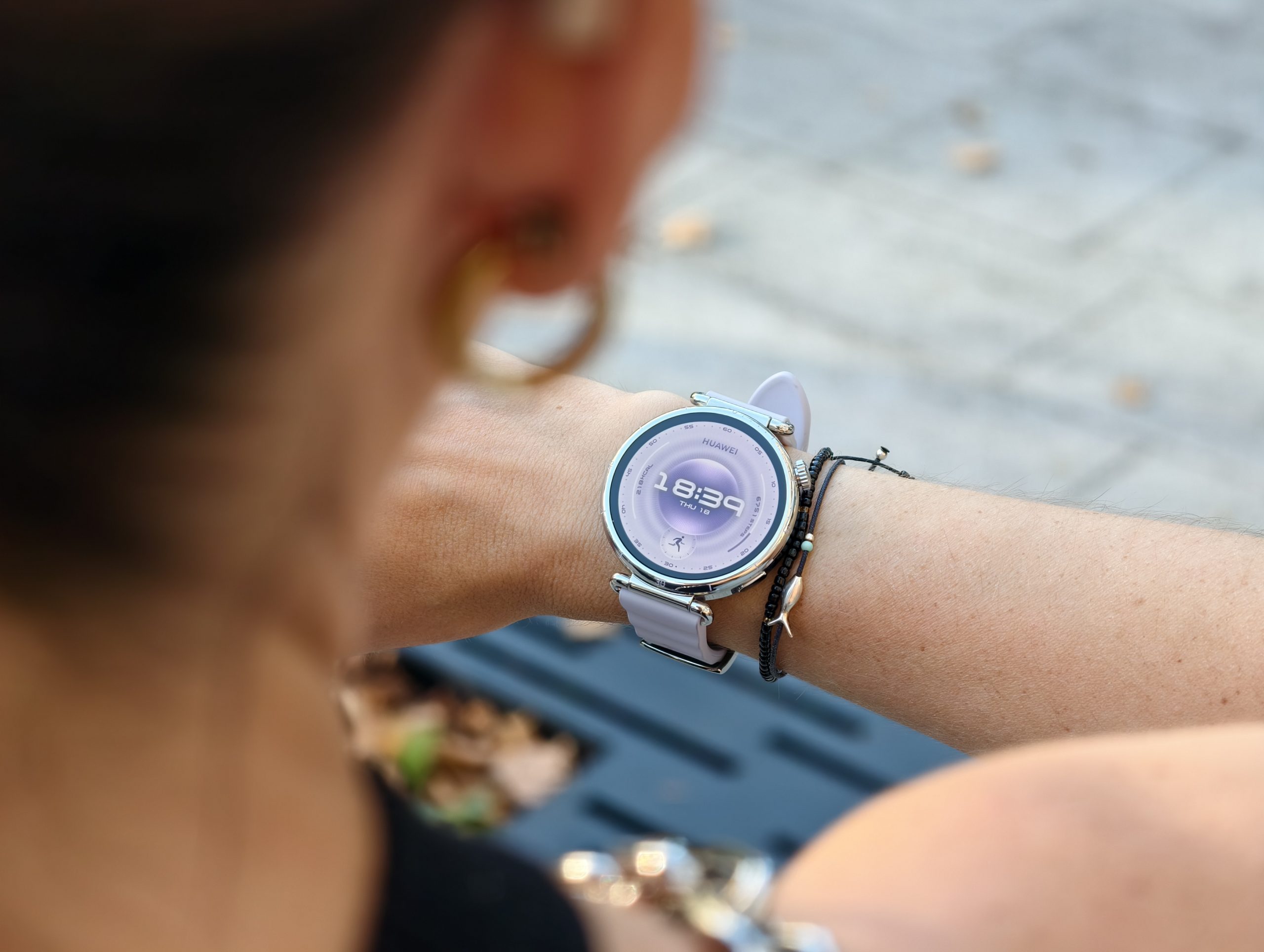 Obrázek: Tipy na chytré dárky pro ženy na Vánoce: Chytrý květináč, vaření a sluchátka jako šperk