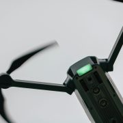 Obrázek: Drony místo zedníků a stavařů: Létající stroje poháněné AI staví mosty i přístřešky