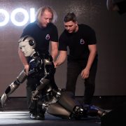 Obrázek: Typicky ruský robot: Vrchol tamní techniky chodil jako opilec a při prezentaci upadl
