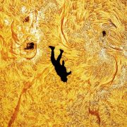 Obrázek: Tohle není AI ani Photoshop. Parašutista skočil přes Slunce a fotka obletěla svět