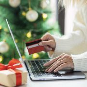 Obrázek: Češi, pozor na falešné e-shopy, bazary a podvodné SMS. Jak na bezpečné vánoční nákupy?