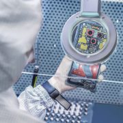 Obrázek: Uvnitř moderní továrny na smartphony značky HONOR: Kde roboti vládnou a lidé jen dohlížejí