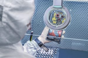 Obrázek: Uvnitř moderní továrny na smartphony značky HONOR: Kde roboti vládnou a lidé jen dohlížejí