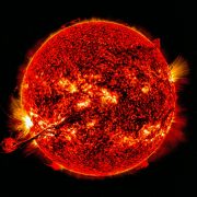 Obrázek: Obří skvrna na Slunci v hledáčku vědců. Zemi prý zatím nebezpečí nehrozí, shodují se