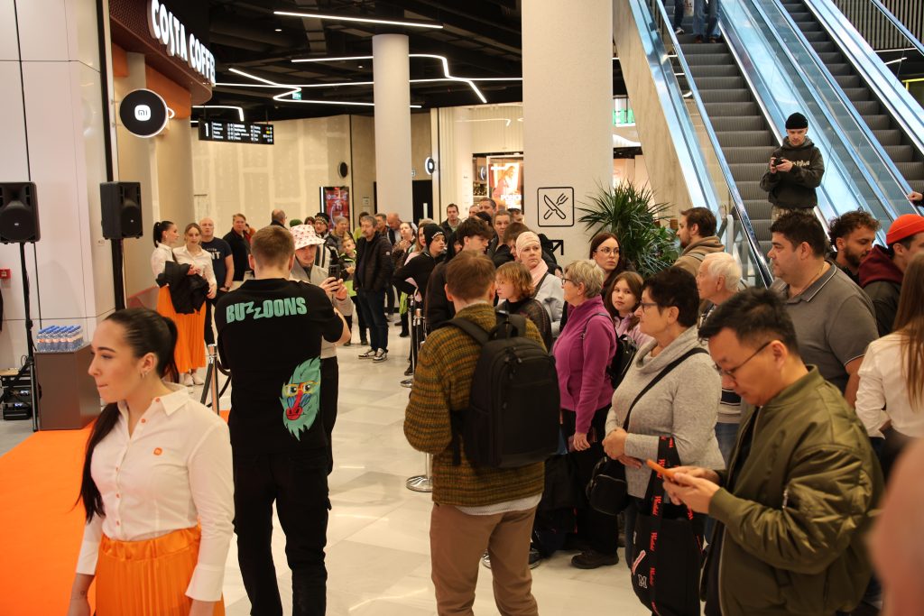 Obrázek: Druhá prodejna Xiaomi v Praze je tady. Slevy a kolo štěstí přilákaly davy zákazníků