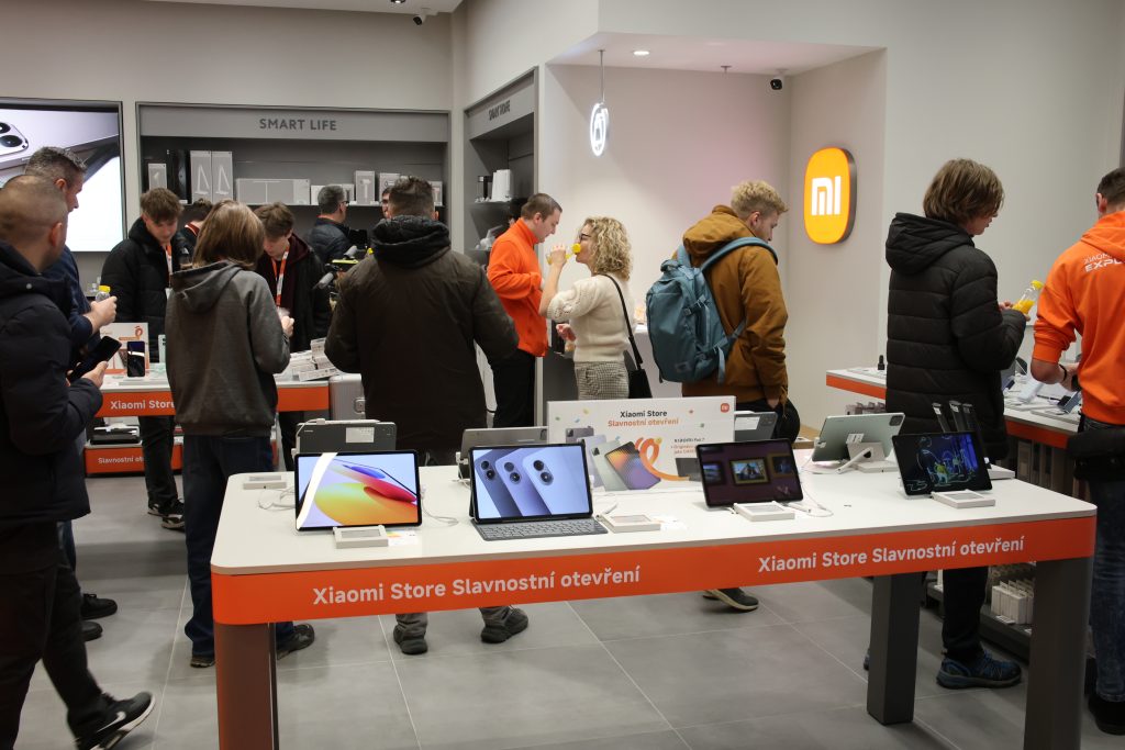 Obrázek: Druhá prodejna Xiaomi v Praze je tady. Slevy a kolo štěstí přilákaly davy zákazníků