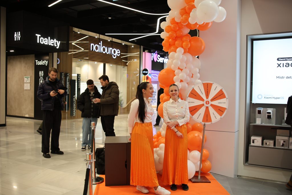 Obrázek: Druhá prodejna Xiaomi v Praze je tady. Slevy a kolo štěstí přilákaly davy zákazníků