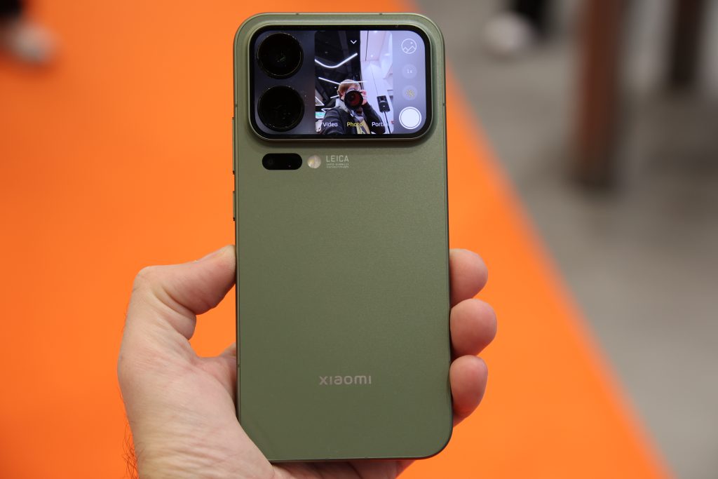 Obrázek: Druhá prodejna Xiaomi v Praze je tady. Slevy a kolo štěstí přilákaly davy zákazníků