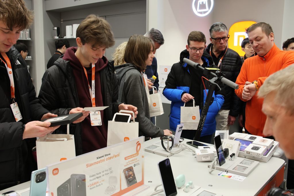 Obrázek: Druhá prodejna Xiaomi v Praze je tady. Slevy a kolo štěstí přilákaly davy zákazníků