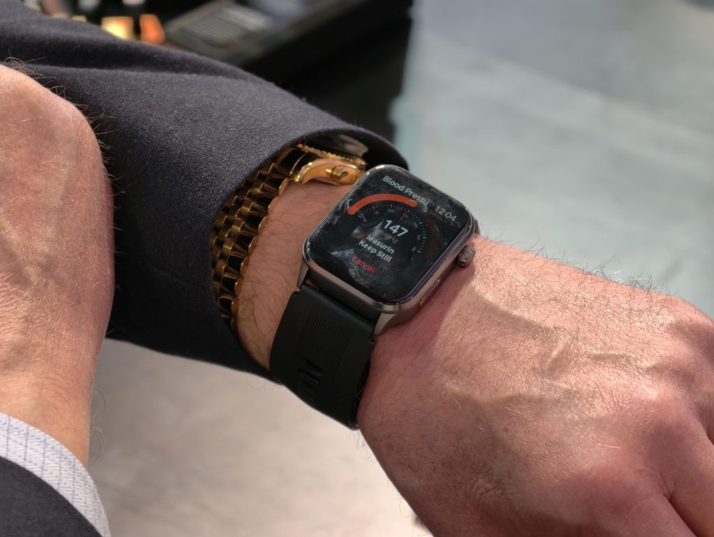 Obrázek: Chytré hodinky od výrobce vysavačů se umí nafouknout a změří i krevní tlak