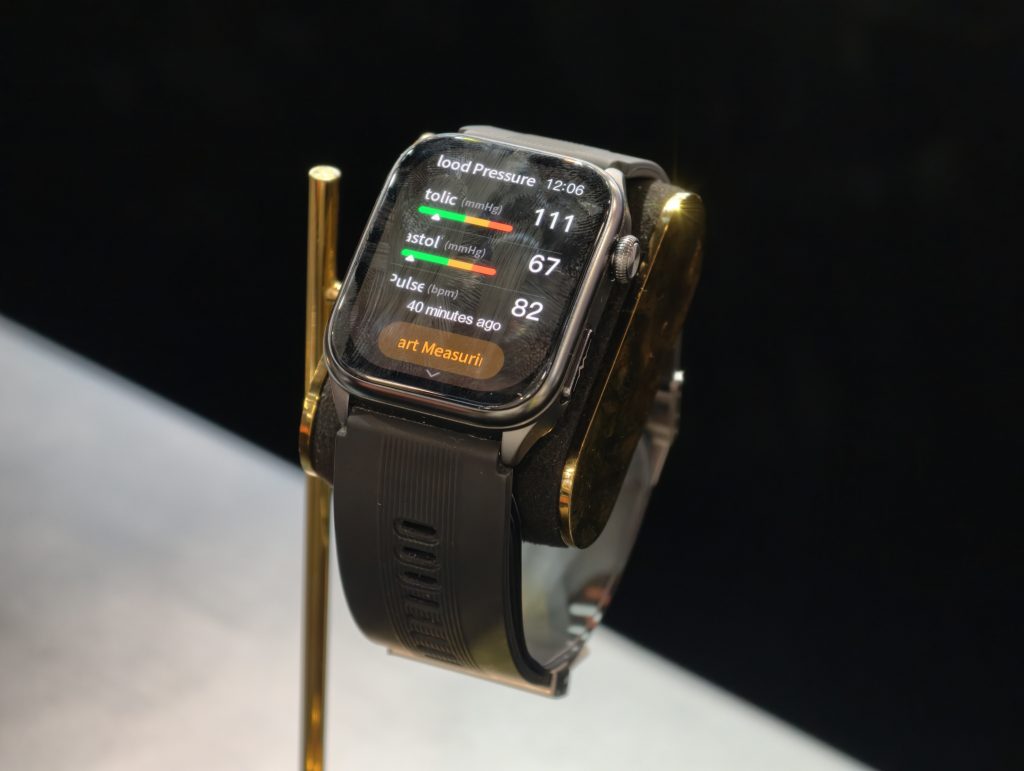 Obrázek: Chytré hodinky od výrobce vysavačů se umí nafouknout a změří i krevní tlak